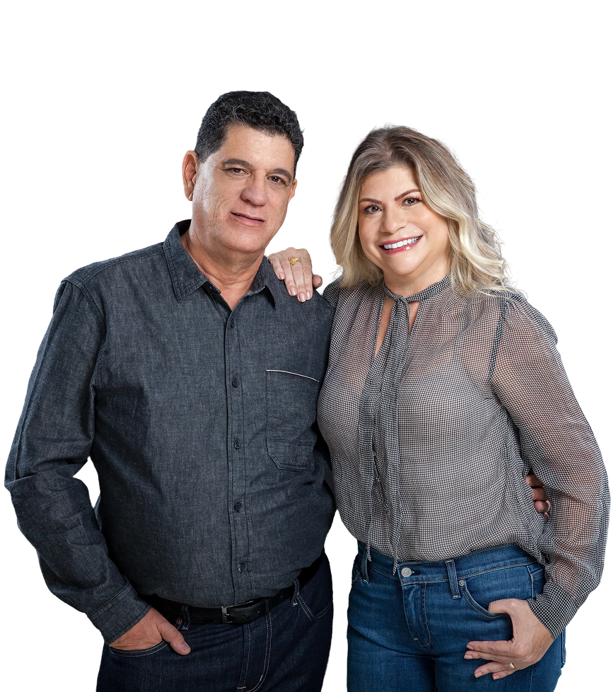 Jânio Zeferino e Beatriz Sobreira, sócios da AgroEasy, em uma lavoura de café.